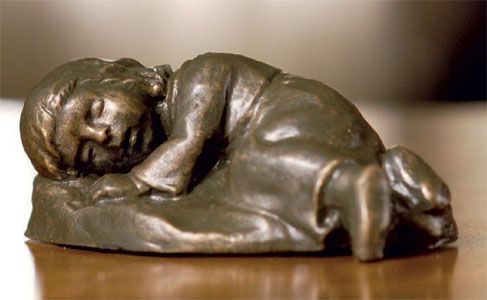 Die kleine Schlafmütze - Bronzefarbener Steinguss