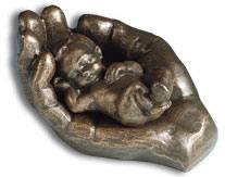 Keramikfigur In seiner Hand - bronzefarben